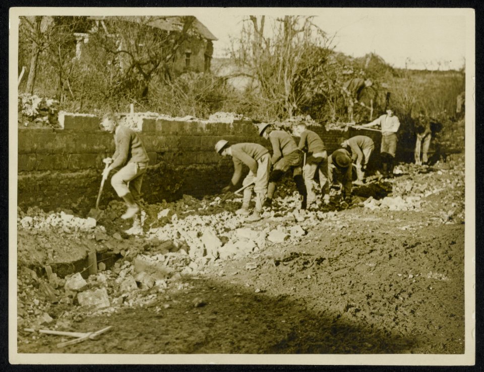 Road making at Hamel, Bestanddeelnr 158-0743