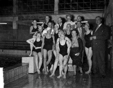 Robbenzwemploeg. Recordverbetering 10x100 meter vrije slag 11.29.4 seconden, Bestanddeelnr 908-4051