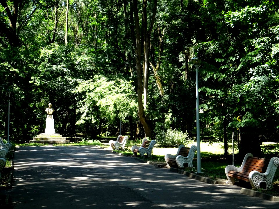 RO TM Buzias park statues
