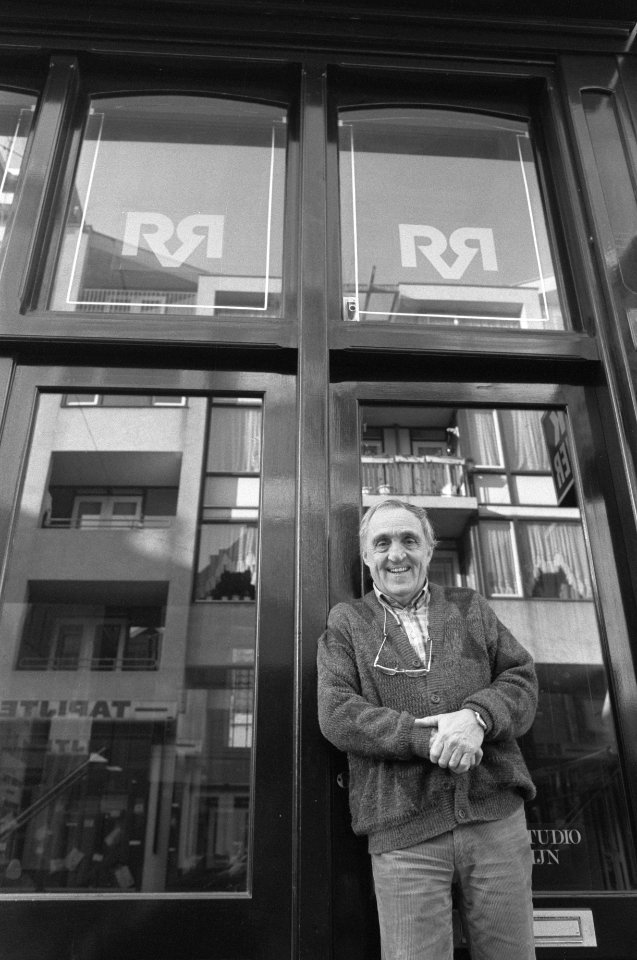 Rob van Reijn poseert voor gevel, Bestanddeelnr 934-3936