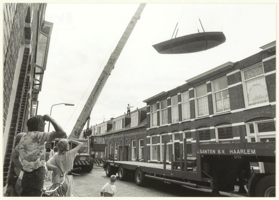 Rob Steffens bouwde 3 jaar lang aan de opbouw en inrichting van zijn Waarschip 900. Op de foto wordt het schip over het huis getild en naar Schoteroog vervoerd. NL-HlmNHA 54031664
