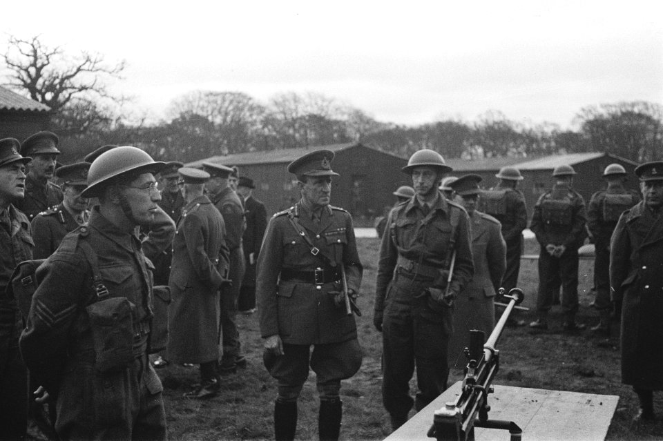 Rmy 618 Gen Paget watching drill with AT rifle during an inspection of Dutch F, Bestanddeelnr 934-9475