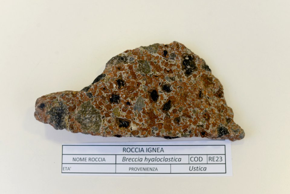 Roccia ignea - breccia hyaloclastica – Collezione mineralogica - Università dell’Insubria
