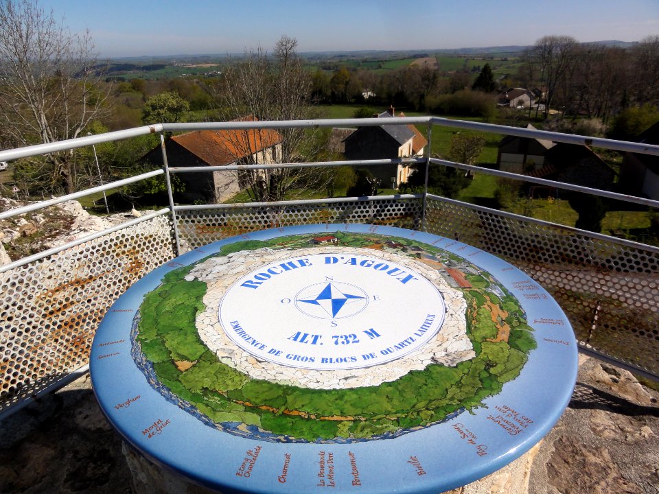Roche d'Agoux (Puy-de-Dôme) table d'orientation (01)