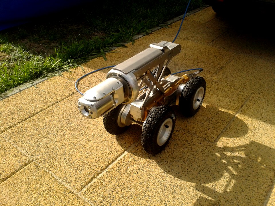 Robot zwiadowczy z kamerą (Telewizyjna Inspekcja Sieci Kanalizacyjnej w Toruniu)