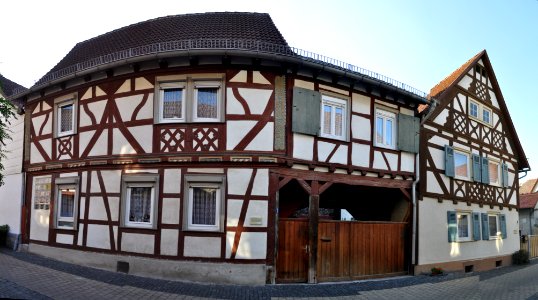 Rodheim vor der Höhe, Nieder-Wöllstädter Straße 1-3
