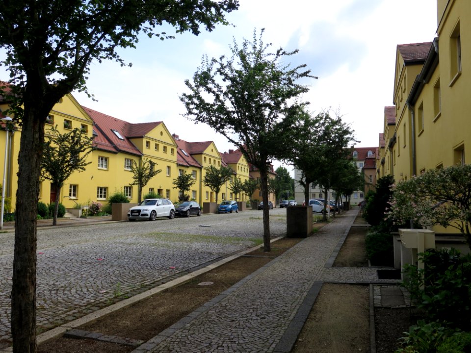 Robert-Fischer-Straße 1–13, 2–14 mit Berliner Straße 133, 135