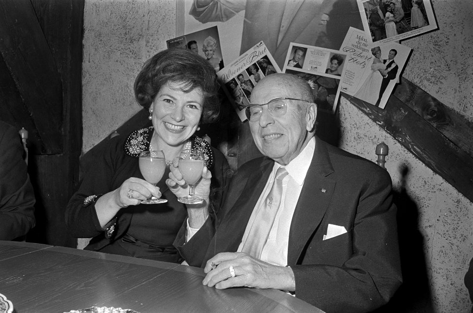 Robert Stolz gaf receptie in de taverne Dikkert te Amstelveen, hier met echtgeno, Bestanddeelnr 920-1740