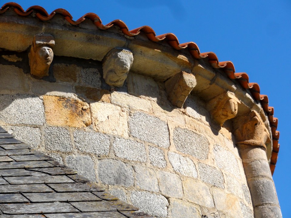 Roche d'Agoux (Puy-de-Dôme) église, modillons (02)