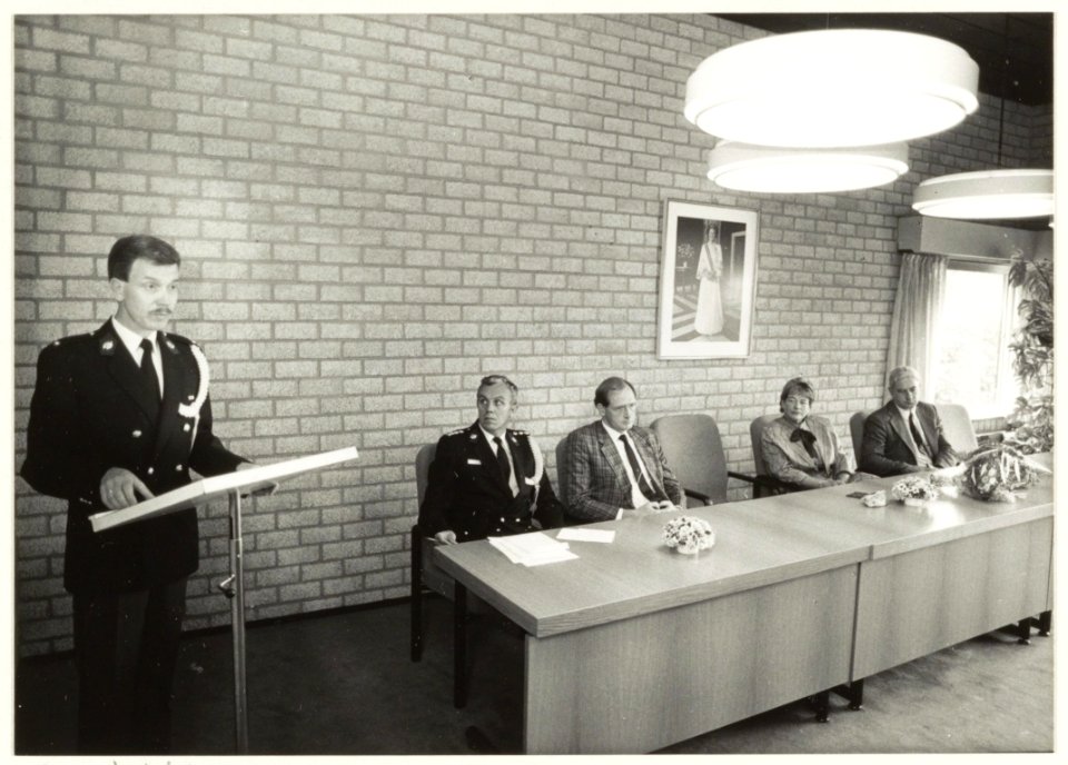 Robert van der Water is in het gemeentehuis van Bennebroek geïnstalleerd als de nieuwe groepscommandant der Rijkspolitie. NL-HlmNHA 54020868