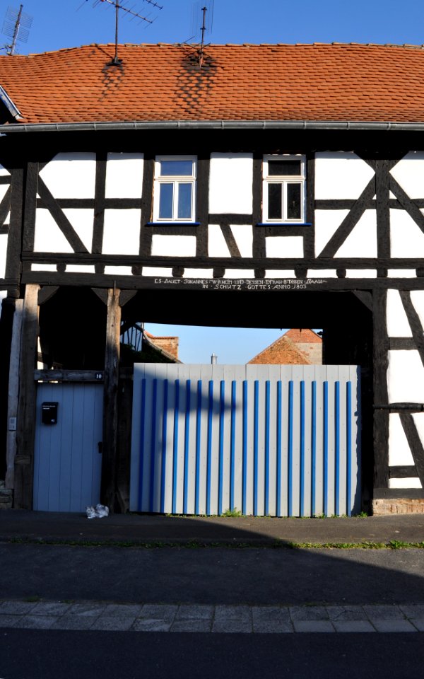 Rodheim vor der Höhe, Nieder-Wöllstädter Straße 10, Tor