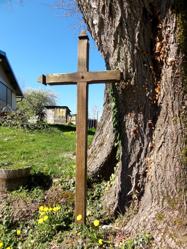 Roche d'Agoux (Puy-de-Dôme) croix de chemin près la roche