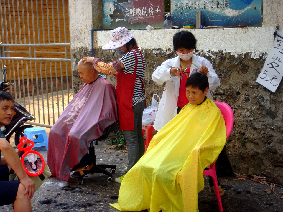 Roadside hairdressers in Haikou - 01