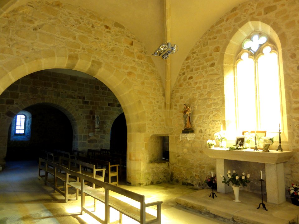 Roche d'Agoux (Puy-de-Dôme) église une des travées