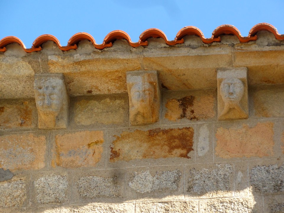 Roche d'Agoux (Puy-de-Dôme) église, modillons