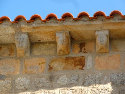 Roche d'Agoux (Puy-de-Dôme) église, modillons