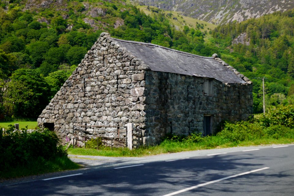 Roadside barn at Llwyn-dol-ithel farm