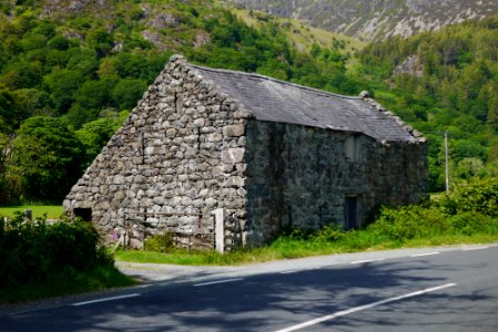 Roadside barn at Llwyn-dol-ithel farm