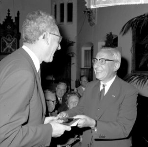 Robert Schumanprijs uitgereikt aan drs L A V Metzemaekers (links) door voorz, Bestanddeelnr 916-8446