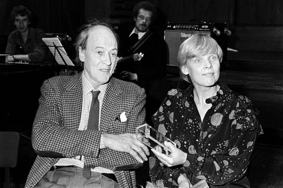 Roald Dahl (l) en Nannie Kuiper, Bestanddeelnr 932-3624
