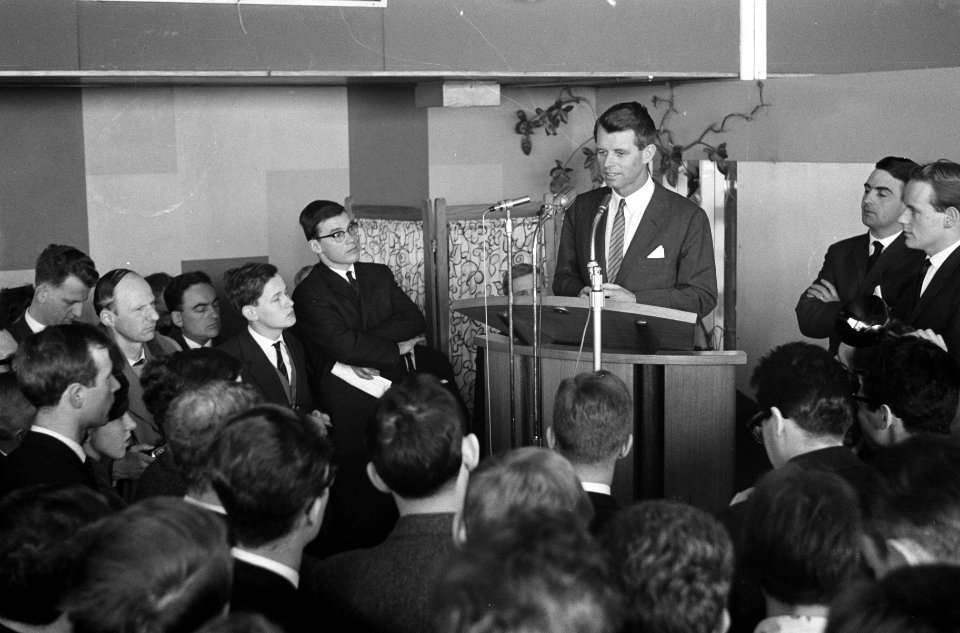 Robert Kennedy met student tijdens conferentie op Schiphol, Bestanddeelnr 913-5936