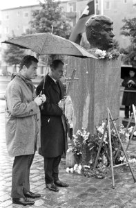 Robert Kennedy herdacht bij het beeld van zijn broer John op het John F. Kennedy, Bestanddeelnr 921-4201