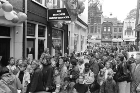 Roald Dahl signeert boeken in de Kinderboekenwinkel in Amsterdam lange rij wach, Bestanddeelnr 934-3368