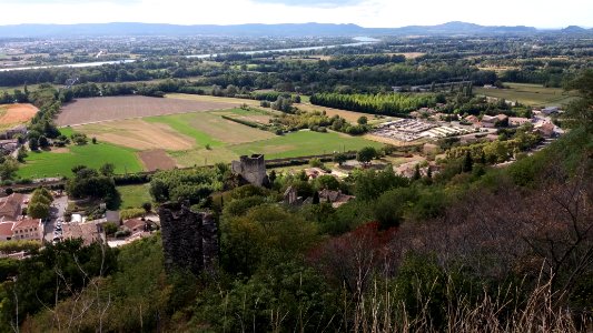 Rochemaure - Vue sur la tour du Guast depuis le chemin du Château