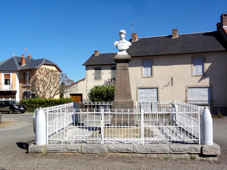 Roche d'Agoux (Puy-de-Dôme) monument aux morts