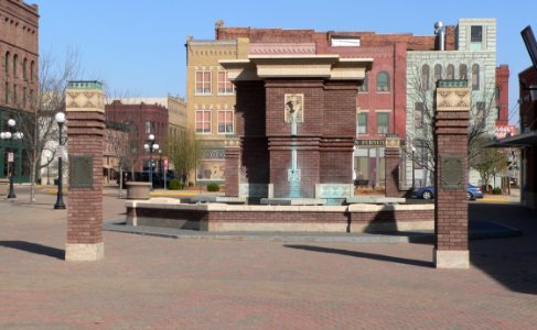 Roth Fountain (Sioux City) from W 1
