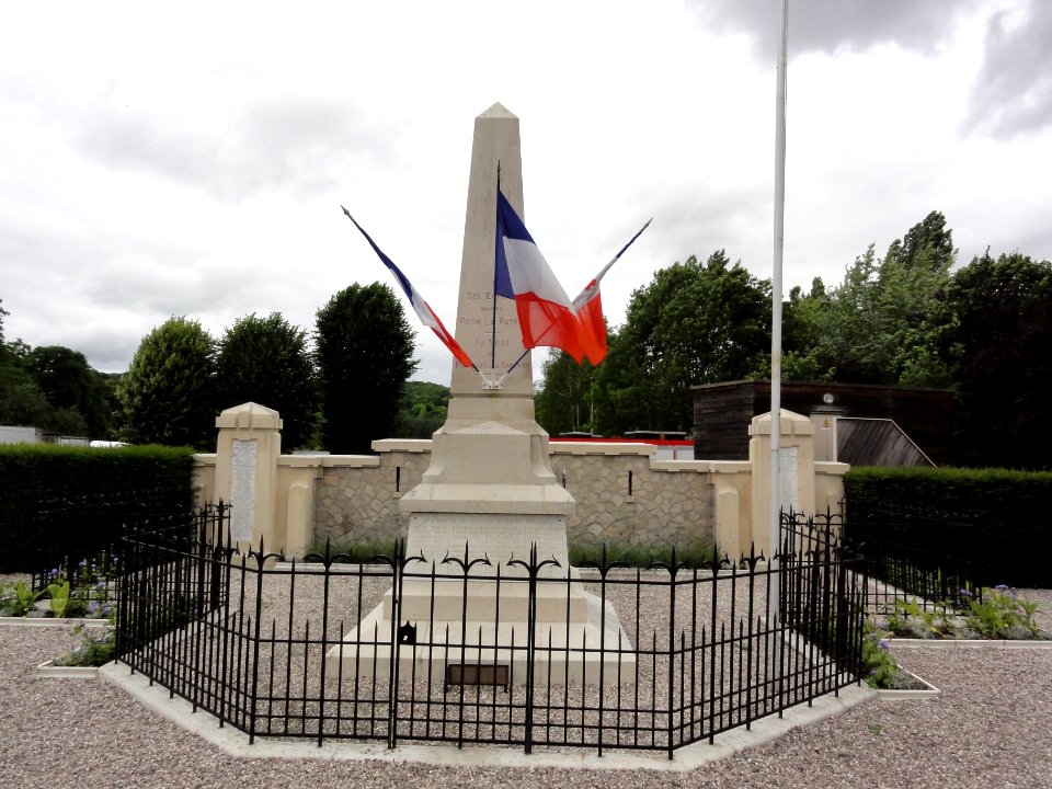 Rosières-aux-Salines (M-et-M) monument aux morts