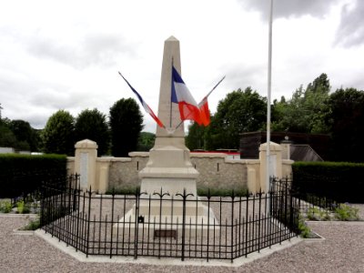 Rosières-aux-Salines (M-et-M) monument aux morts