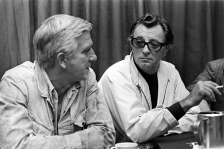Robert Mitchum (rechts) en Leslie Nielsen geven persconferentie in Amsterdam Hil, Bestanddeelnr 928-8120