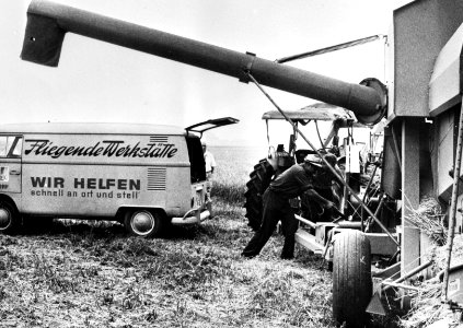 Roadside assistance for agricultural implements - Wegenwacht voor landbouwwerktuigen, Oostenrijk (cropped)