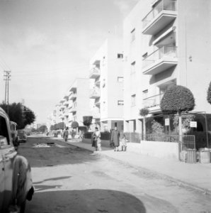Rothschildboulevard in Tel Aviv met flatgebouwen en voetgangers waaronder moeder, Bestanddeelnr 255-1288