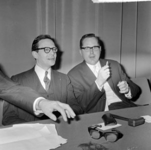 Robert Marjolin in Hiltonhotel te Rotterdam, rechts minister Andriessen links Ro, Bestanddeelnr 917-0739