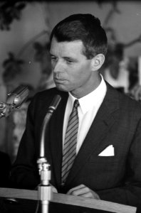 Robert Kennedy met student tijdens conferentie op Schiphol, Bestanddeelnr 913-5934