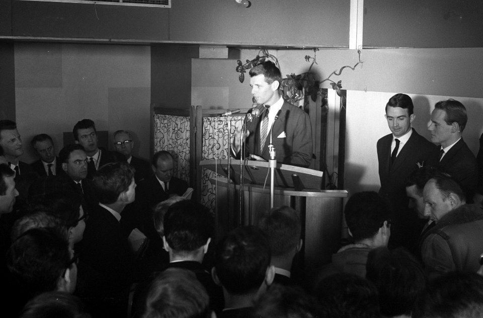Robert Kennedy met student tijdens conferentie op Schiphol, Bestanddeelnr 913-5935