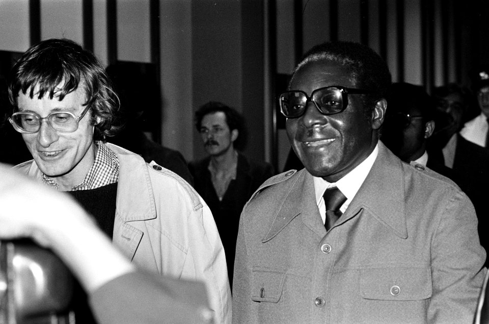 Robert Mugabe met links Peter van Staal van het Komitee Zuidelijk Afrika, Bestanddeelnr 930-4989