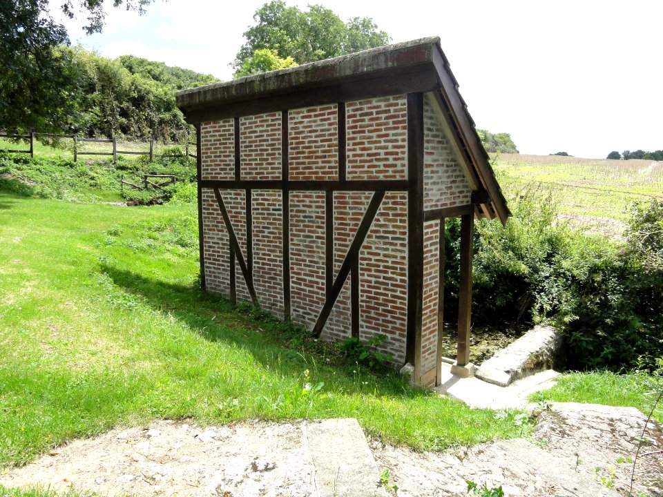 Rouilly (Seine-et-Marne) lavoir à Rouilly , au fond à gauche, captage d'eau