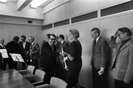 Robert Heppener overhandigt minister Klompé een blaasinstrument, Bestanddeelnr 923-4758