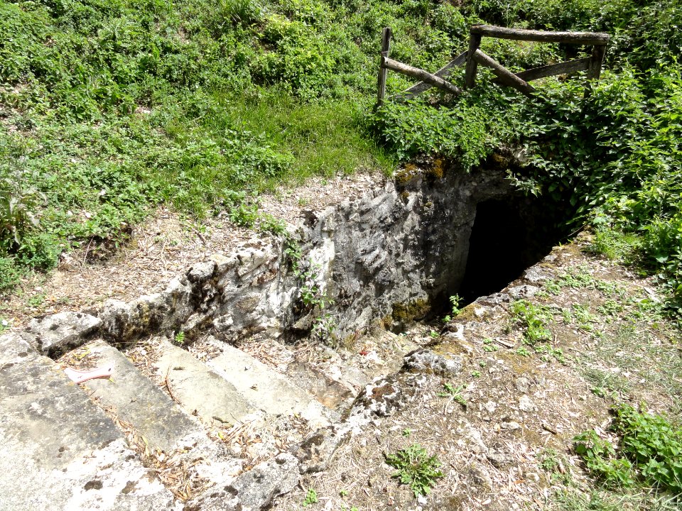 Rouilly (Seine-et-Marne) captage d'eau souterraine auprès du lavoir
