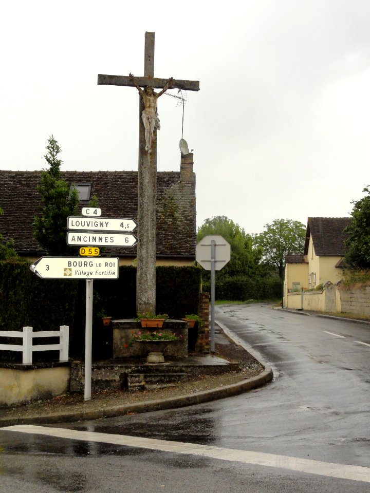 Rouessé-Fontaine (Sarthe) croix de chemin