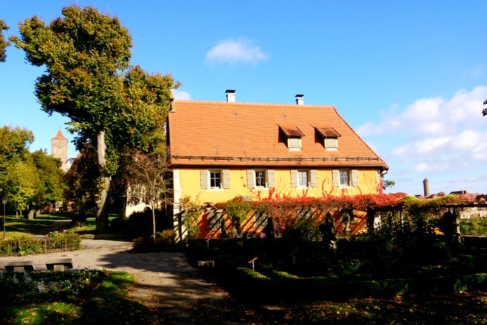 Rothenburg-ob-der-Tauber,-Alte-Burg,-Gartenhaus-007