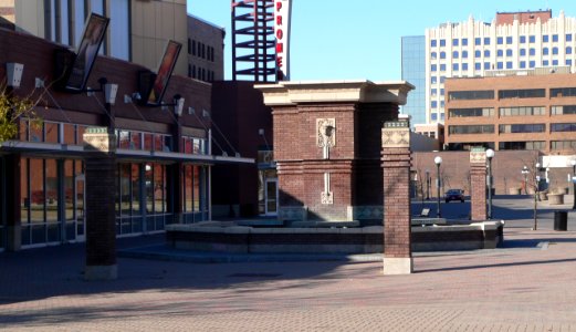 Roth Fountain (Sioux City) from E