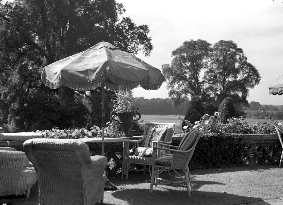 Rotan stoelen op het terras van het landhuis Shoppenhanger Manor, Bestanddeelnr 254-2717