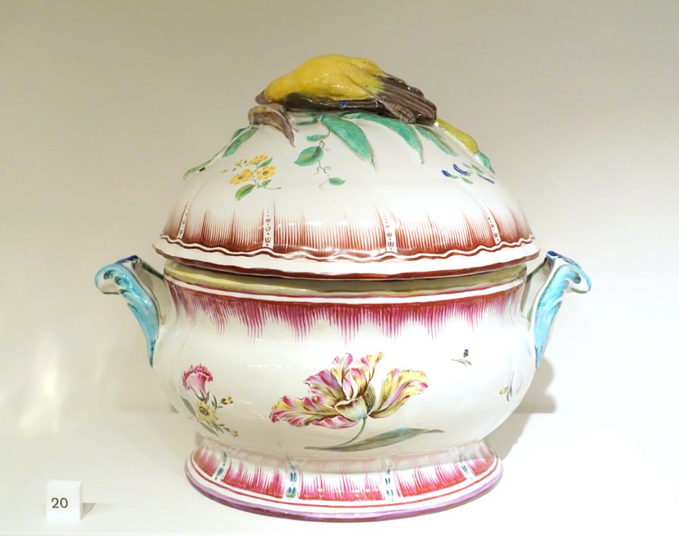 Round tureen with bird on lid, painted decorations by Petter Akermarck, Marieberg, 1755, faience - Nordiska museet - Stockholm, Sweden - DSC09792