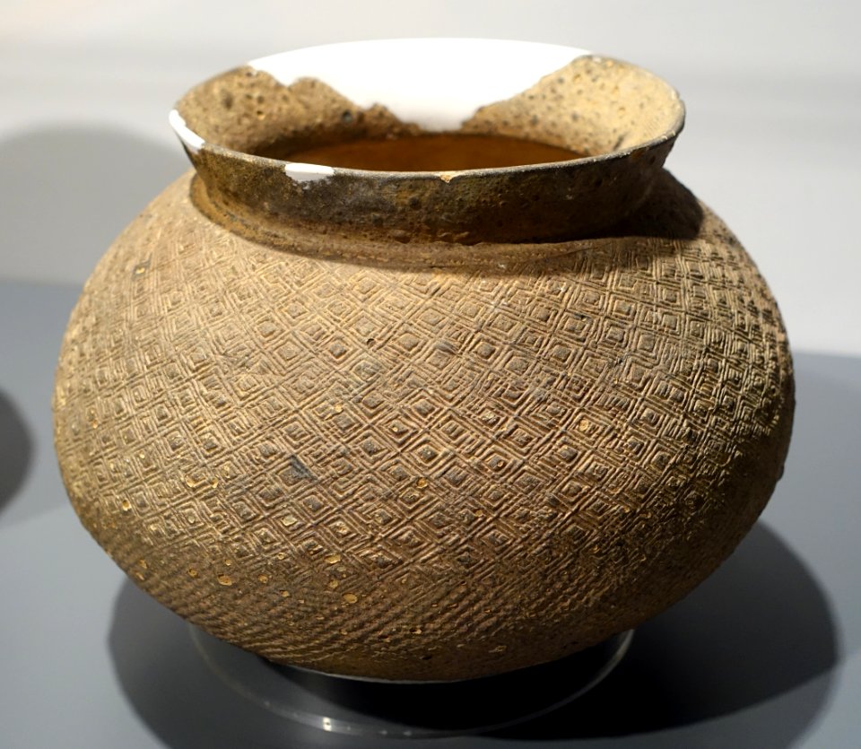 Round-bottomed pottery pot with lozenge pattern, Bronze period, from M74, the pre-Qin graveyard, Hengling Shan, Boluo - Hong Kong Museum of History - DSC00762