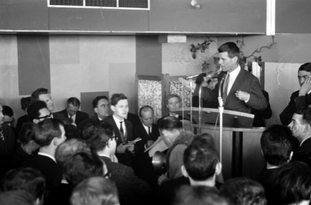 Robert Kennedy met student tijdens conferentie op Schiphol, Bestanddeelnr 913-5933