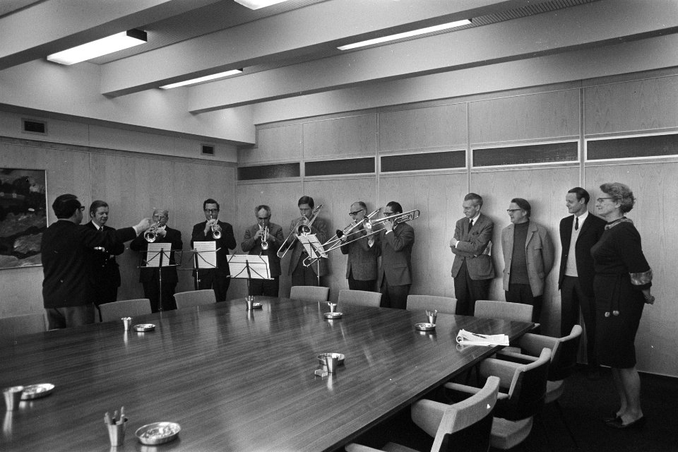 Robert Heppener dirigeert orkest in de vergaderzaaal van het ministerie, Bestanddeelnr 923-4756